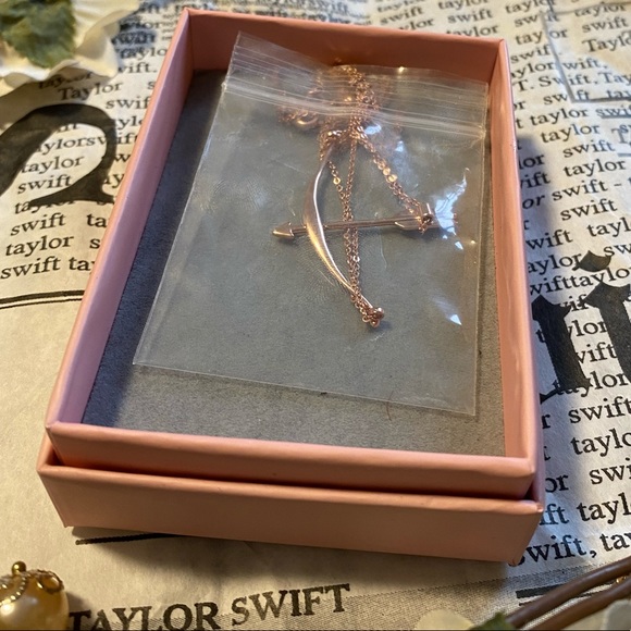 COPY [SOLD] Taylor Swift-Archer Rose Gold Necklace - Picture 4 of 5